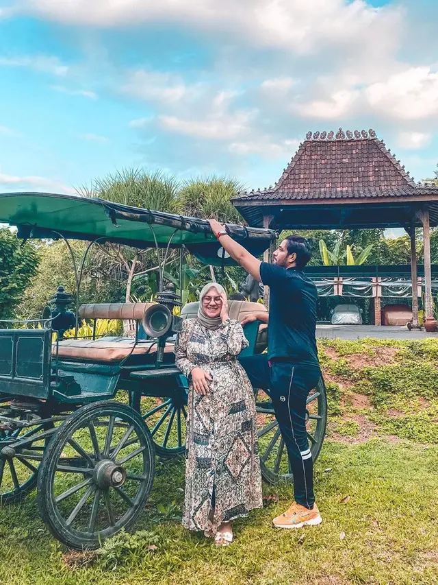 7 Style Irish Bella saat Hamil Tua, Tampil Menawan dan Curi Perhatian