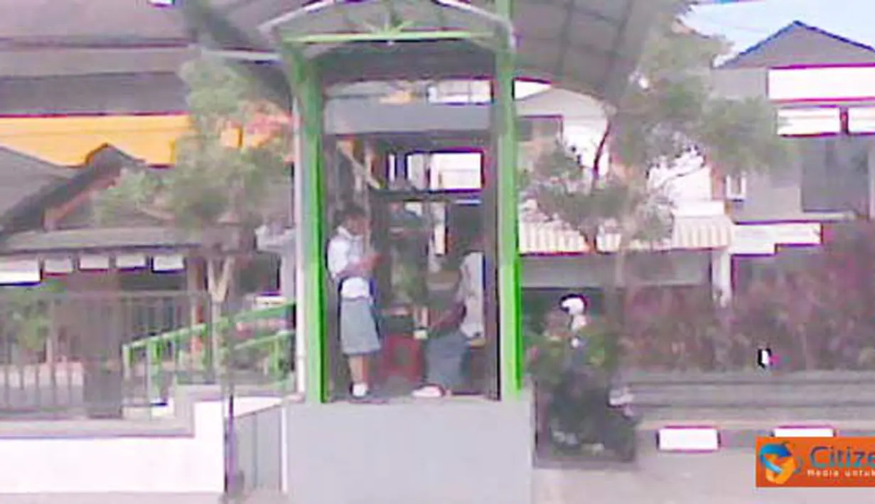 Citizen6, Yogyakarta: Biasanya pintu masuk penumpang Bus Trans Jogja ke halte berada di bagian depan. Namun pintu masuk penumpang dari Bus Trans Jogja ke halte yang terletak di lapangan parkir Ngabean, Wirobrajan, Yogyakarta ini malah berada di sebelah sa