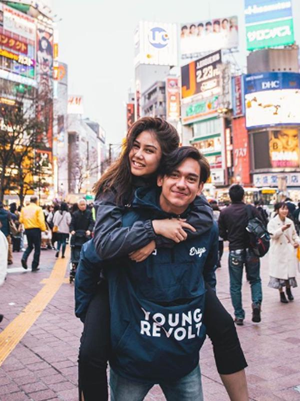 Selama berlibur di Jepang, Adipati Dolken mengunggah kemesraan dengan Vanesha Prescilla di akun Instagramnya. Di antara momen yang dibagikan adalah ketika Vanesha digendong Adipati. Manja banget ya. (Liputan6.com/IG/adipati)