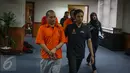 Para pelaku dibawa petugas untuk dihadirkan rilis penyelundupan manusia di Bareskrim Polri, Jakarta, Rabu (29/3). Dalam kasus itu, delapan orang warga negara Nepal yang akan dikirim ke Australia berhasil digagalkan. (Liputan6.com/Faizal Fanani)
