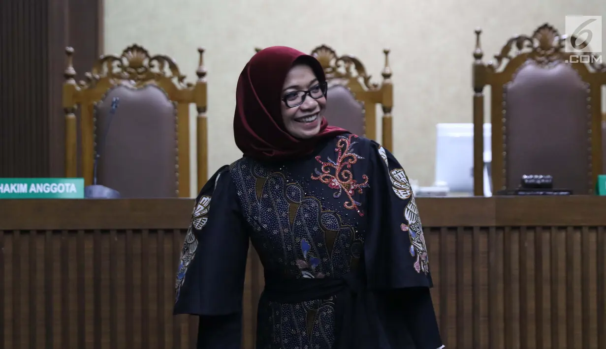 Terdakwa dugaan suap kesepakatan kontrak kerja sama pembangunan PLTU Riau-1, Eni Maulani Saragih usai menjalani sidang lanjutan di Pengadilan Tipikor, Jakarta, Selasa (22/1). Eni menjalani pemeriksaan terdakwa. (Liputan6.com/Helmi Fithriansyah)
