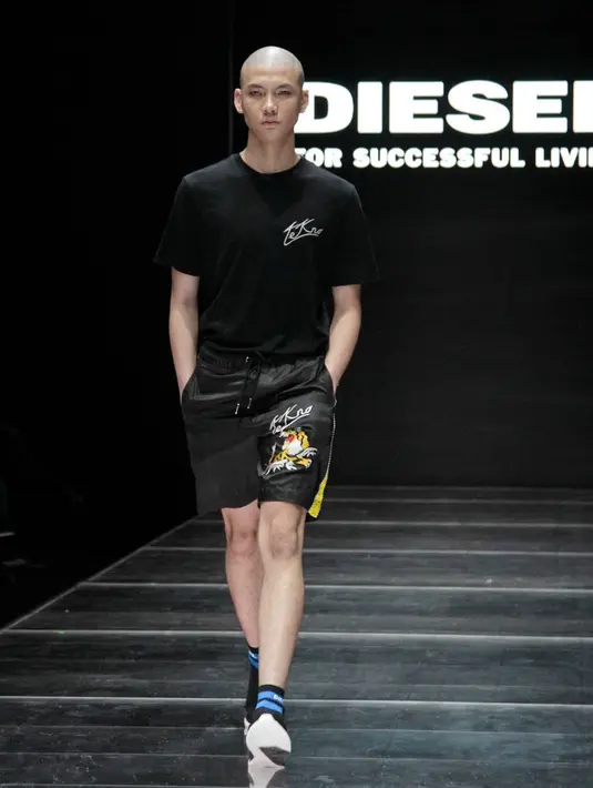 Adam tampil sporty dengan outfit @diesel for @plaza_indonesia Men's fashion week. (Foto: Instagram @adamrxsydi @myucreative)