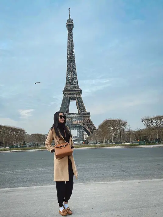 Dalam unggahan pertamanya di Paris beberapa waktu lalu, Anya terlihat tampil simple memadukan outfit warna hitam dan cokelat. (Instagram/anyageraldine).