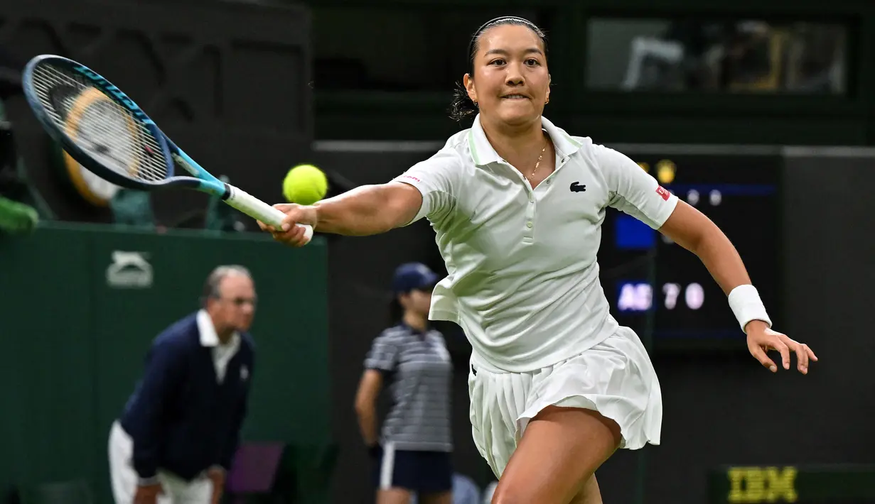 Harmony Tan memulai pertandingan dengan baik. Meski sempat tertinggal dengan skor 2-4, gadis 24 tahun tersebut berhasil bangkit dan menutup set pertama dengan kemenangan 7-5 atas Serena Williams. (AFP/Glyn Kirk)