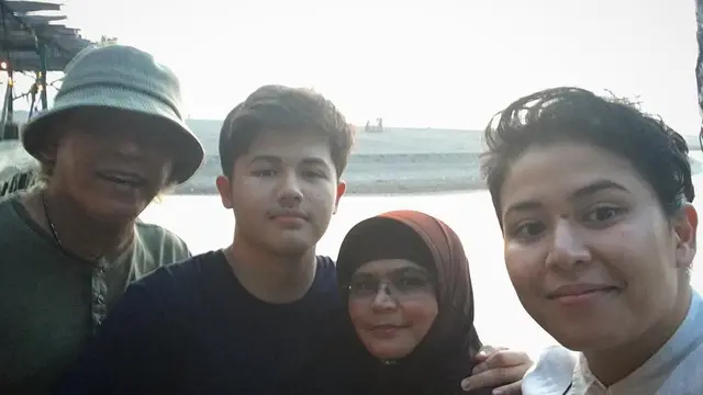 39 Tahun Bersama, Ini 6 Momen Manis Iwan Fals dan Sang Istri yang Harmonis