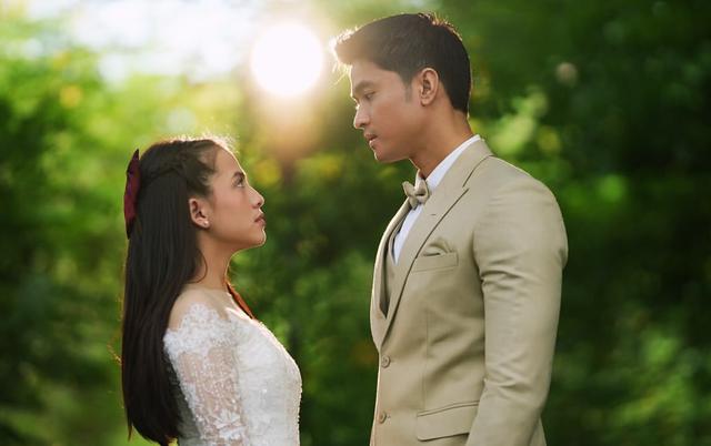 1. Kebaya Putih Plus Setelan Jas Berdasi