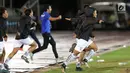 Pemain timnas U-19 Thailand berlari ke lapangan setelah mengalahkan timnas Malaysia pada partai final Piala AFF U-18 2017, di Stadion Thuwunna, Myanmar (17/9). Thailand mengalahkan Malaysia 2-0 lewat gol-gol di babak kedua. (Liputan6.com/Yoppy Renato)