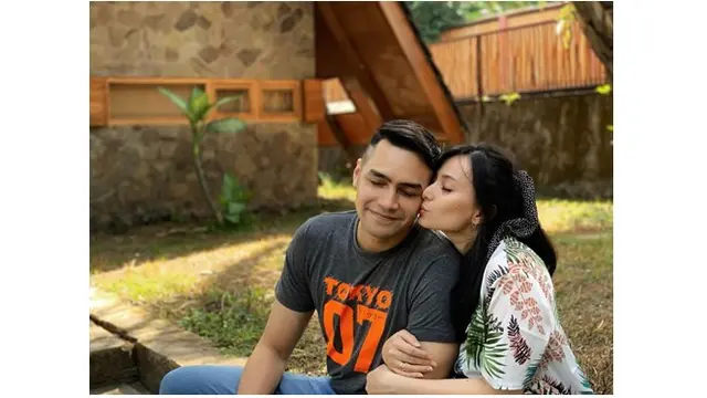 Perbedaan agama membuat rencana pernikahan keduanya sempat ditentang banyak pihak.