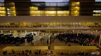 Para demonstran Catalonia melakukan unjuk rasa di bandara sebagai salah satu bentuk perjuangan akan kemerdekaan. (Source: AFP/ Pau Barrena)