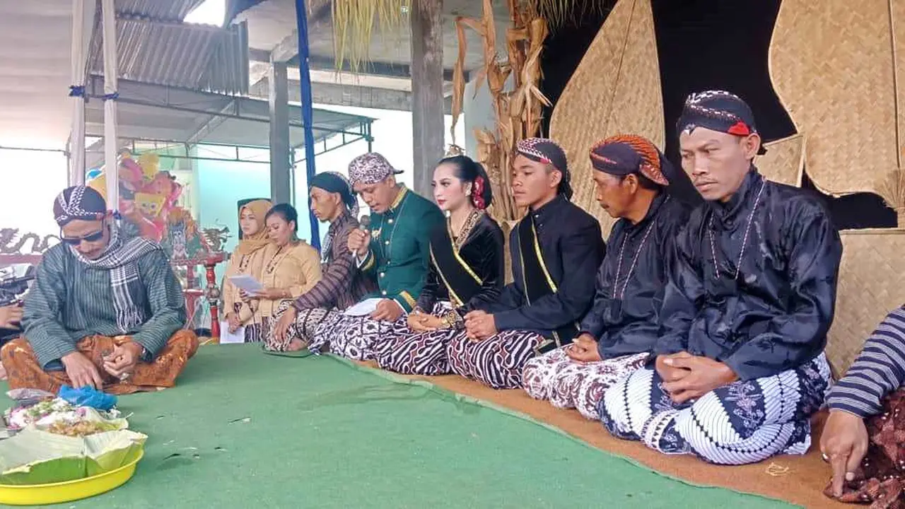 Prosesi Budaya Hamerti Kirti digelar oleh umat lintas agama di Dusun Pucung Pandak, Sidorejo, Selomerto, Wonosobo. (Foto: Liputan6.com/Lambang untuk Muhamad Ridlo)