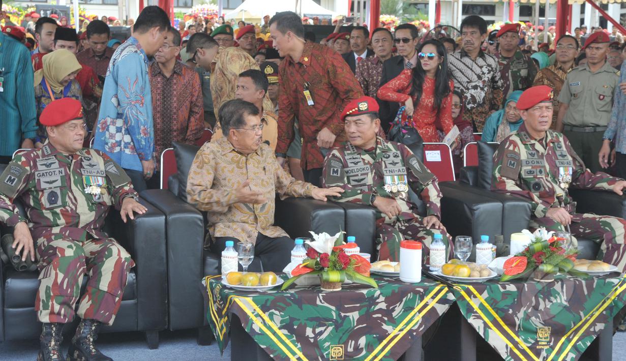 Wapres Jusuf Kalla berbincang dengan Panglima TNI Jenderal TNI Moeldoko saat acara syukuran HUT ke-63 Kopassus di Cijantung, Jakarta, Rabu (29/4/2015). (Liputan6.com/Herman Zakharia)