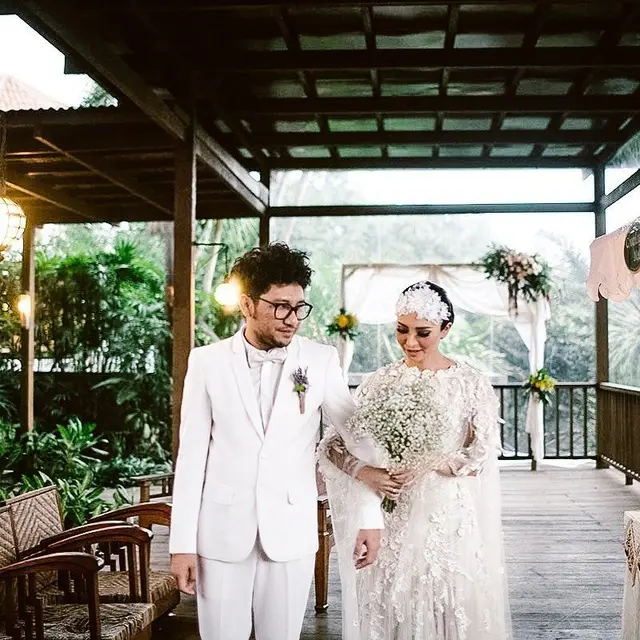 Rayakan Ultah Pernikahan Keempat, Ini 6 Momen Mesra Kunto Aji dan Istri