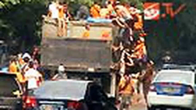 Pendukung Persija memaksa pengendara kendaraan yang lewat untuk mengangkut mereka ke Stadion Gelora Bung Karno. Meski begitu polisi tak bisa melakukan tindakan apapun. 