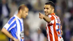 Atletico Madrid&#039;s Portuguese Simao Sabrosa (R) celebrates after scoring against Deportivo Coruna during their Spanish league football match at the Riazor Stadium in La Coruna, on April 12, 2009. AFP PHOTO / MIGUEL RIOPA 