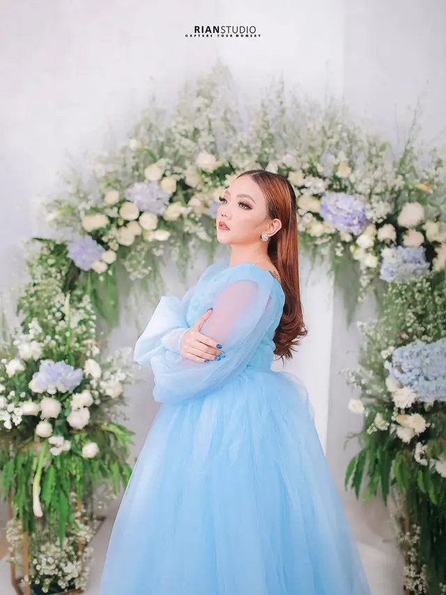 Gaya Pemotretan Syahiba Saufa dengan Gaun Biru Muda, Bak Cinderella. (Sumber: Instagram/riandypratama.id)