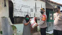 Cegah kelaparan di masa PPKM Darurat, Polsek Sawangan berikan bantuan sembako kepada warga kurang mampu. (Liputan6.com/Dicky Agung Prihanto)