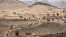 Sejumlah pelari berkompetisi pada stage pertama Marathon des Sables 2023 yang menempuh antara Jebel Irhs hingga Oued Tijekht di Gurun Sahara, Maroko, 24 April 2023. Ajang yang berlangsung dari 21 April hingga 1 Mei 2023 tersebut diikuti oleh 1200 pelari dan akan menempuh 250 km. (AFP/Jean-Philippe Ksiazek)