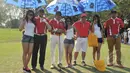 Peserta berpose bersama para gadis cantik saat perhelatan Papilion Fun Golf Competition, Jakarta, Jumat (8/5/2015). Kehadiran para wanita cantik ini menjadi warna tersendiri pada pertandingan golf tersebut. (Liputan6.com/Herman Zakharia)