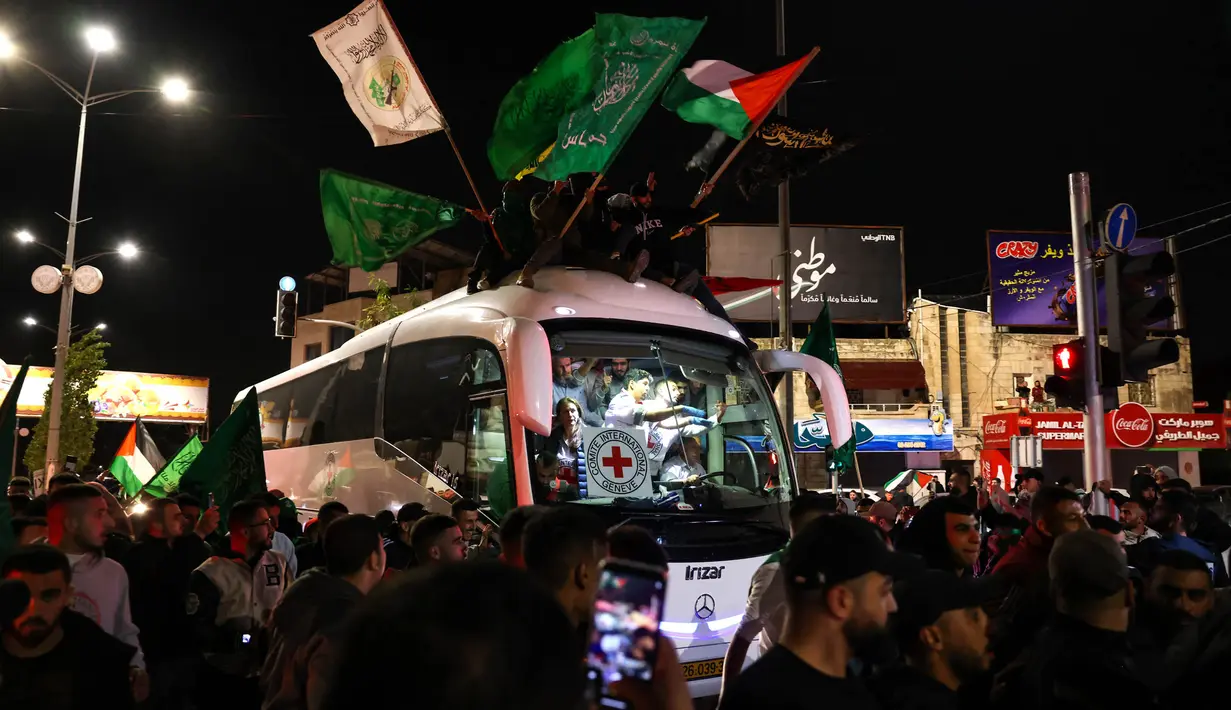Pihak otoritas penjara Israel mengatakan 39 tahanan Palestina dibebaskan pada 26 November 2023. (AHMAD GHARABLI/AFP)