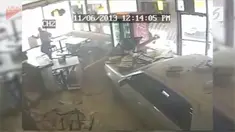 Sebuah mobil berkecepatan tinggi menghantam restoran pizza di Amerika Serikat.