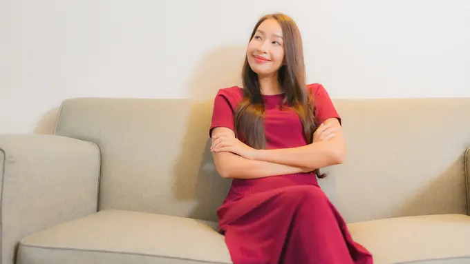 wanita april aura elegan old money