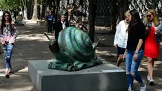 Pengunjung melihat patung "Snail dan Angel" saat pameran "Salvador Dali: Urban Dreams" di Mexico City, Selasa (14/3). Patung-patung tersebut adalah karya seniman asal spanyol yang bernama Salvador Dali. (AFP PHOTO / RONALDO SCHEMIDT)