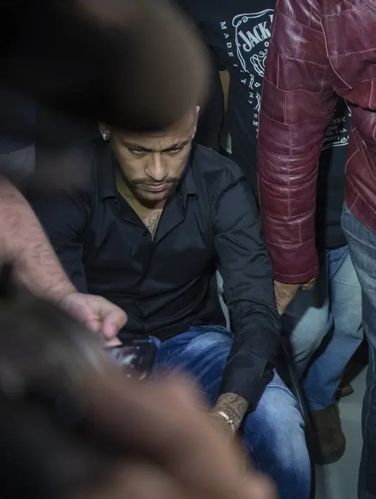 Bintang timnas Brasil, Neymar menggunakan kursi roda mendatangi kantor polisi di Rio de Janeiro, Kamis (6/6/2019). Kedatangan Neymar untuk memberikan keterangan karena menyebarkan foto dan percakapan pribadi dengan perempuan yang menudingnya melakukan pemerkosaan ke media sosial (Mauro Pimentel/AFP)