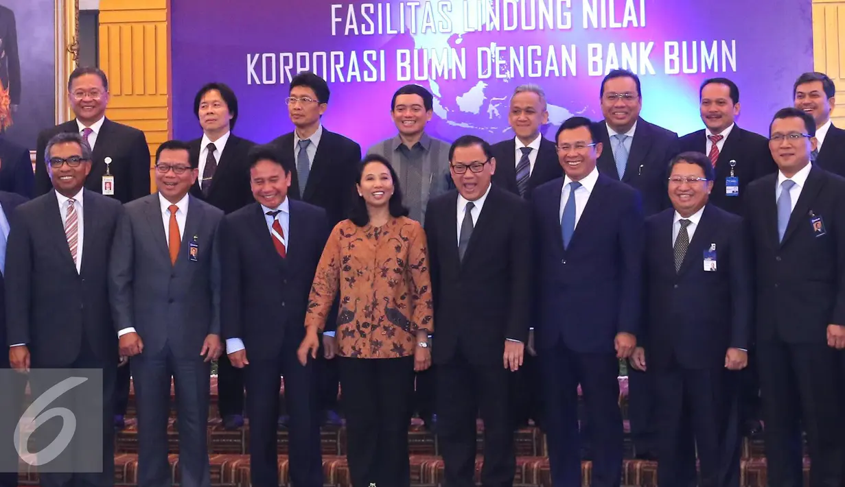 Menteri BUMN, Rini Sumarno dan Agus Martowardojo foto bersama usai penandatanganan kerjasama lindung nilai, Jakarta, (25/5).  Langkah ini dilakukan untuk mengurangi risiko keuangan akibat transaksi dengan mata uang asing. (Liputan6.com/Angga Yuniar)