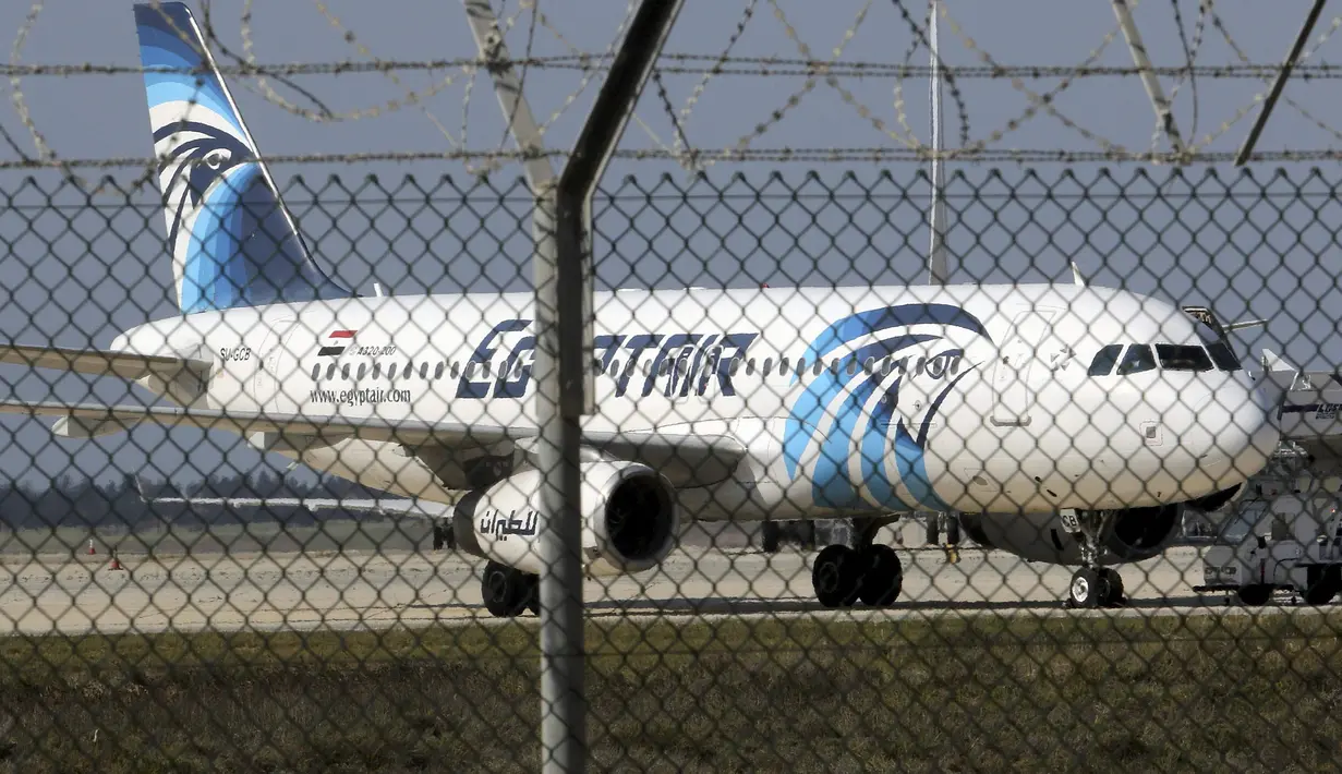 Pesawat milik maskapai Mesir, EgyptAir, yang membawa 55 penumpang dan tujuh kru, dibajak dan dialihkan ke Bandara Larnaca, Siprus, Selasa (29/3). Pembajak adalah seorang penumpang yang mengklaim membawa sabuk bahan peledak. (REUTERS/Yiannis Kourtoglou)
