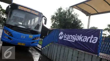 Bus Transjakarta berangkat dari Pool Pemberangkatan Tranjakarta, Ciputat, Tangsel,Senin (6/6) PT Transportasi Jakarta menghadirkan 2 rute baru yakni Ciputat-Bundaran HI dan BSD-Slipi yang mulai beroperasi hari ini. (Liputan6.com/Helmi Afandi) 