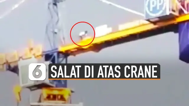Beredar video pria laksanakan salat di atas crane viral di media sosial. kejadian itu terekam oleh netizen.