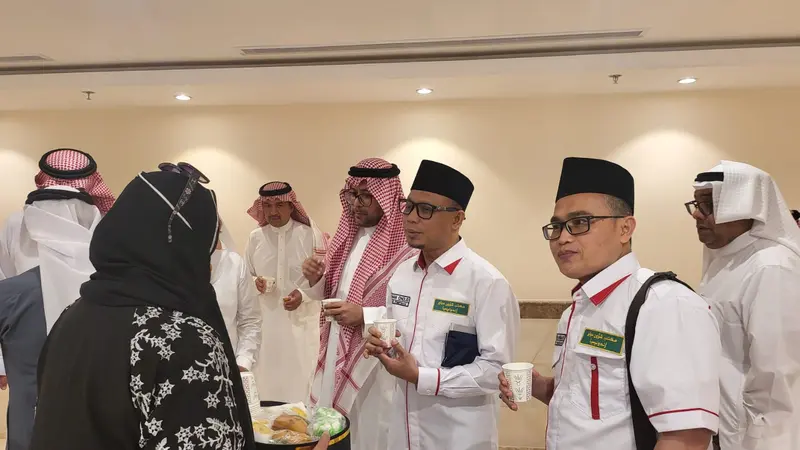 Petugas Penyelenggara Ibadah Haji (PPIH) Arab Saudi saat memantau kesiapan maktab dalam memberikan layanan kepada jemaah haji Indonesia di Kota Makkah.