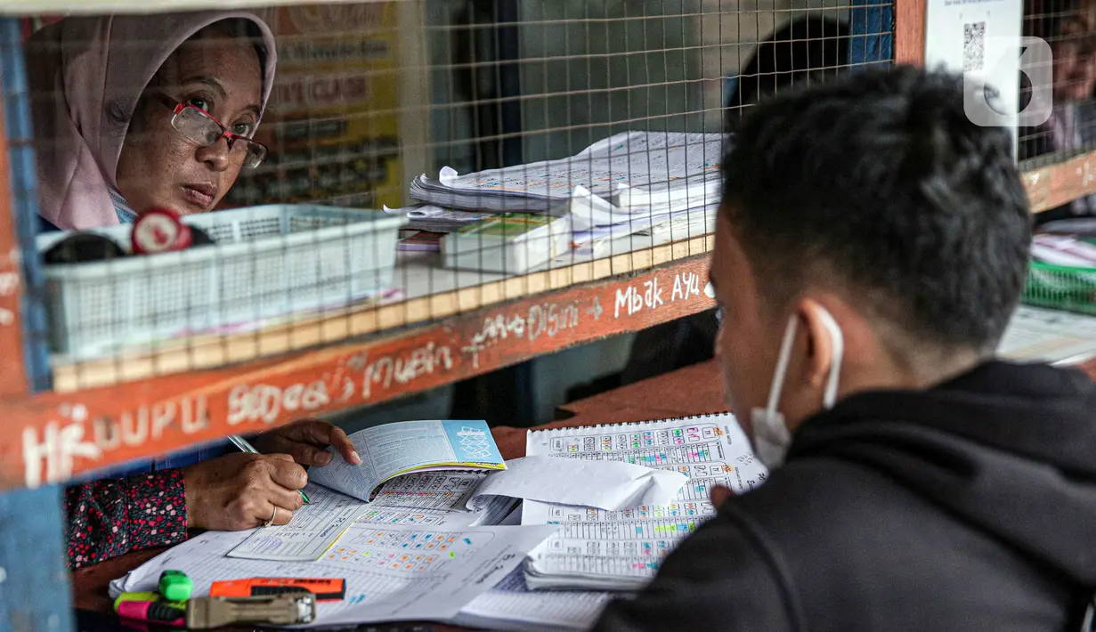 <p>Calon penumpang membeli tiket di loket Terminal Bayangan Lebak Bulus, Jakarta, Kamis (21/4/2022). Sebagian pemudik memilih pulang kampung lebih awal untuk menghindari puncak arus mudik yang diperkirakan dimulai pada H-5 dan H-3 Lebaran 2022. (Liputan.com/Faizal Fanani)</p>