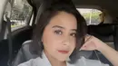 Rambut pendek dengan poni miring dipadukan kemeja sebagai luaran dan korset Zara seharga Rp600 ribuan membuat Prilly nampak cantik. (@prillylatuconsina96)