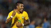 Gelandang Brasil, Paulinho mencetak Hattrick saat melawan Uruguay dalam laga kualifikasi Piala Dunia 2018 zona Amerika Selatan di Stadion Centenario, Kamis (23/3). Tiga dari empat gol Brasil dicetak Paulinho dan sisanya Neymar (AP Photo/Natacha Pisarenko)