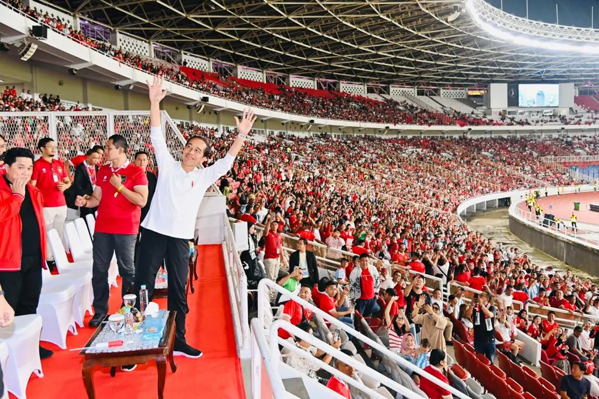 Presiden Joko Widodo atau Jokowi bersama Ibu Negara Iriana menyaksikan FIFA Matchday antara Timnas Indonesia melawan Timnas Argentina di Stadion Utama Gelora Bung Karno (GBK) Jakarta, Senin (19/6/2023).