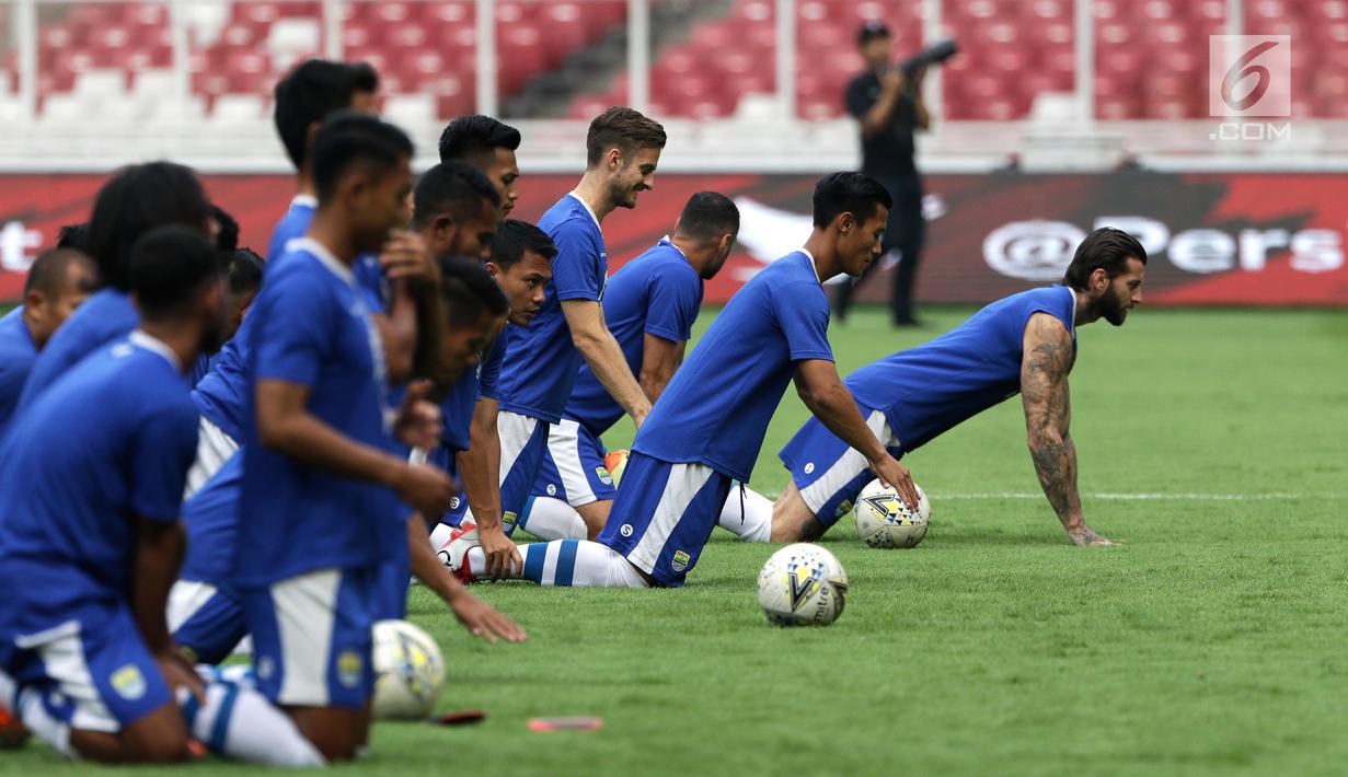 Pemain Persib Bandung saat menjalani sesi latihan di SUGBK, Jakarta, Selasa (9/7/2019). Persib siap memberi kejutan saat menghadapi Persija Jakarta pada pekan kedelapan Shopee Liga 1 2019. (Bola.com/Yoppy Renato Manalu)