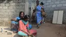Seorang wanita membawa pot tanah untuk dikeringkan di luar rumahnya jelang Festival Diwali di pinggiran Hyderabad, India, 26 Oktober 2021. Diwali adalah salah satu festival besar yang dirayakan oleh umat Hindu, Jain, Sikh dan beberapa umat Buddha, terutama umat Buddha Newar. (NOAH SEELAM/AFP)