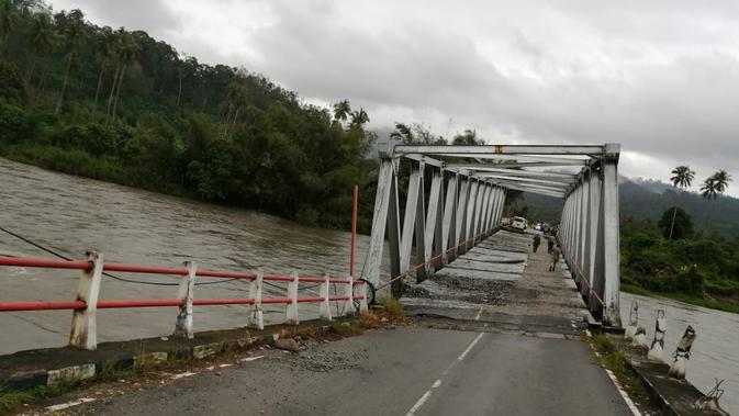 Wakil Menteri PUPR John Wempi Wetipo (JWW) meninjau lokasi ambruknya jembatan Waikaka yang berada di Kabupaten Seram Bagian Barat (SBB) Provinsi Maluku. (Dok Kementerian PUPR)