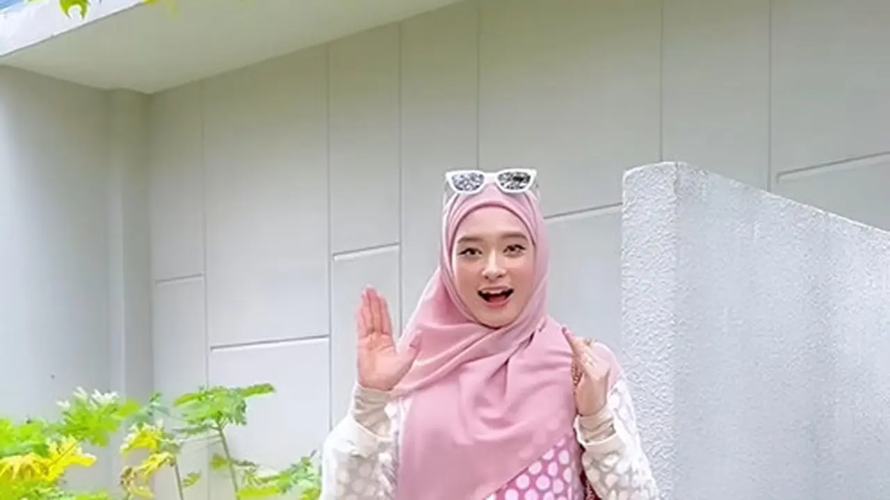 Inara Rusli tampil serba pink ala Barbie. (Foto: Instagram/mommy_starla)