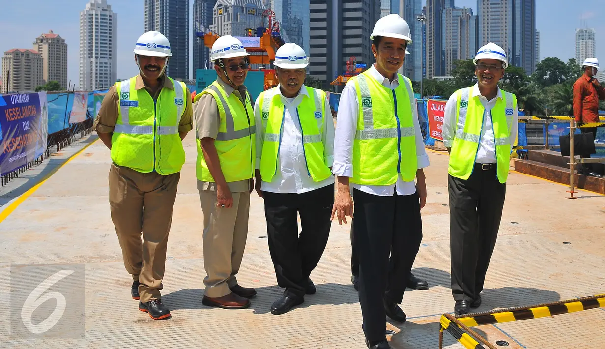 Presiden Joko Widodo atau Jokowi saat meninjau proyek simpang susun Semanggi, Jakarta, Kamis (23/2). Simpang Susun Semanggi ini nantinya bisa mengurangi kemacetan di sekitar kawasan Semanggi hingga 40 persen. (Liputan6.com/Angga Yuniar)
