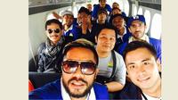 Pemain Persib Bandung saat berada di dalam pesawat dari Biak menuju Serui, Papua. (Bola.com/Dok.pribadi)