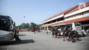 <p>Polisi berkuda dari Unit Satwa Polri melakukan patroli di Terminal Kampung Rambutan, Jakarta, Minggu (8/5/2022). Polisi berkuda dari Unit Satwa Polri secara rutin berpatroli guna memberikan rasa aman kepada penumpang yang tiba di Terminal Kampung Rambutan. (Liputan6.com/Faizal Fanani)</p>