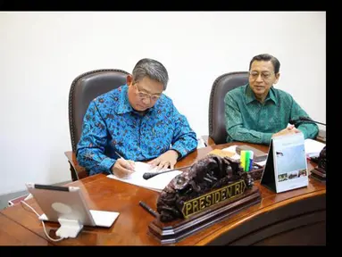 Presiden SBY menandatangani dua Perppu menolak Pilkada tidak langsung, di Kantor Presiden, (2/10/14). (twitter.com/SBYudhoyono)