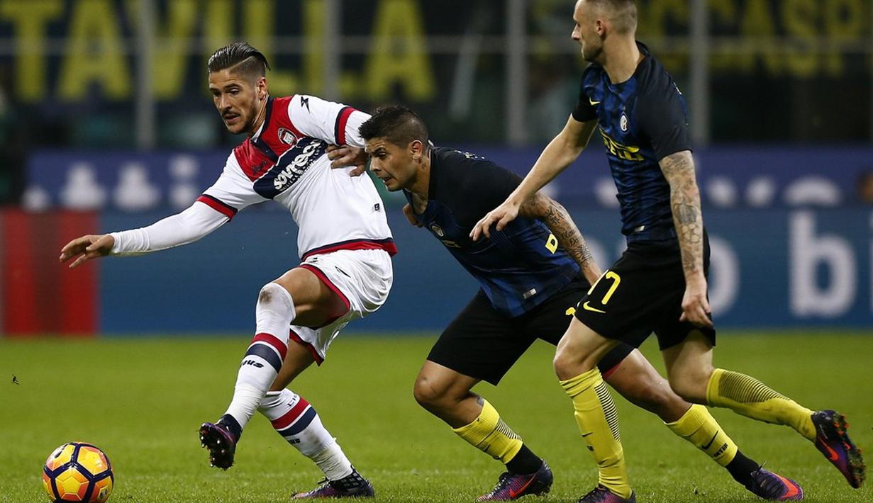 Perebutan bola antara pemain Inter Milan dan Crotone dalam laga pekan ke-12 Serie A 2016-2017, di Stadion Giuseppe Meazza, Minggu (6/11/2016). (AFP/Marco Bertorello)