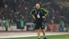 Pelatih Persebaya Surabaya, Bernardo Tavares memberikan instruksi kepada pemain asuhannya saat bertandang ke markas Persija Jakarta, Stadion Utama Gelora Bung Karno, Jakarta dalam laga pekan ke-27 BRI Super League 2025/2026, Sabtu (11/4/2026) malam. (Bola.com/Bagaskara Lazauradi).