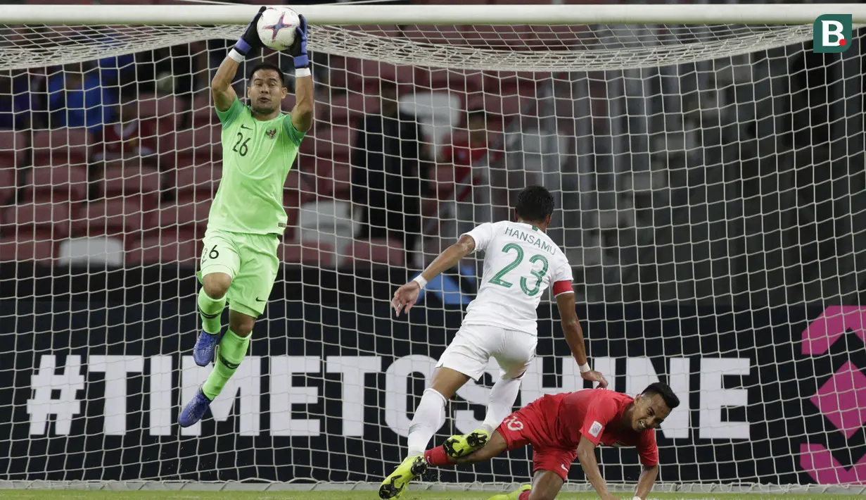 Kiper Timnas Indonesia, Andritany Ardhiyasa, menangkap bola saat melawan Singapura pada laga Piala AFF 2018 di Stadion Nasional, Singapura, Jumat (9/11). Singapura menang 1-0 atas Indonesia. (Bola.com/M. Iqbal Ichsan)