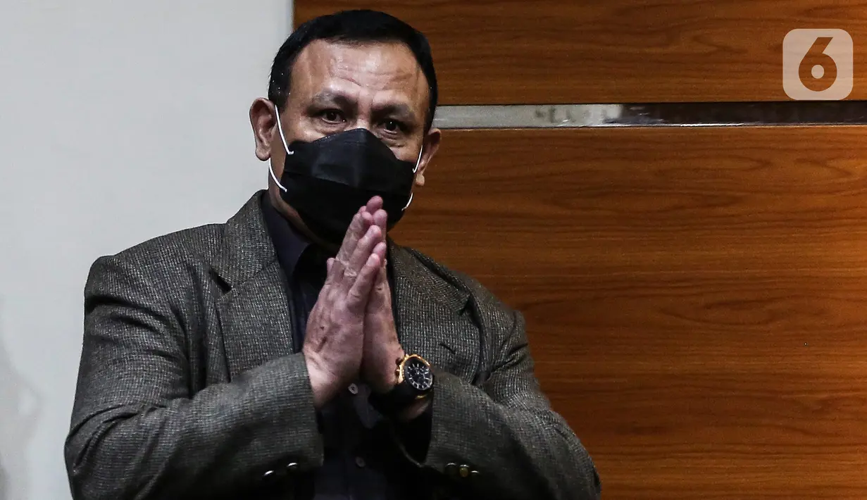 Ketua KPK Firli Bahuri bersiap menggelar konferensi pers terkait penahanan Menteri Sosial Juliari Batubara di Gedung KPK, Jakarta, Minggu (6/12/2020). Juliari Batubara menyerahkan diri ke penyidik KPK pada Minggu dini hari usai Operasi Tangkap Tangan (OTT) pejabat Kemensos (Liputan6.com/Johan Tallo)