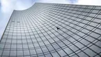 Pendaki kota Prancis, Alain Robert saat berusaha memanjat gedung XYZ di Frankfurt am Main, Sabtu (28/9/2019). Alain yang dikenal sebagai "The French Spiderman" kembali memanjat gedung tinggi di kota Jerman tersebut. (AFP Photo/Daniel Roland)