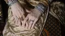 Gaun pengantin tersebut tampak dipadukan kain batik truntum garuda dan beberapa perhiasan emas. [@bazaarthailand].